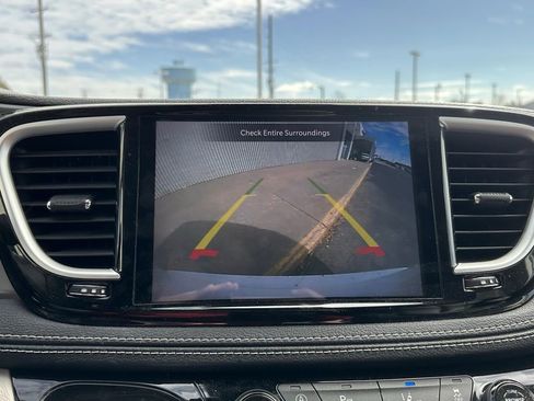 Used 2023 Chrysler Pacifica Touring-L image 36