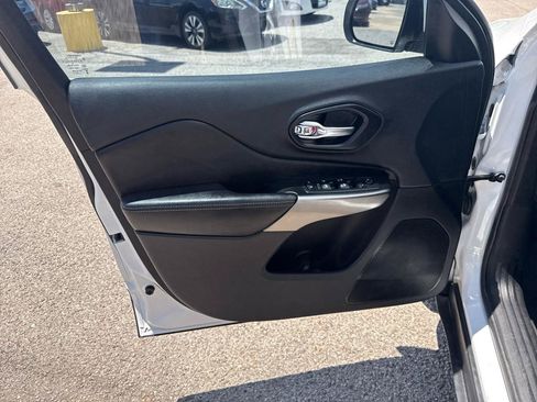 Used 2019 Jeep Cherokee Latitude Plus FWD image 11