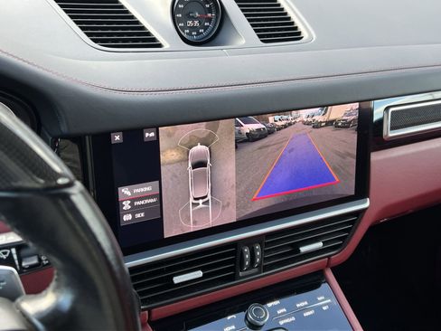 Used 2021 Porsche Cayenne Turbo image 17