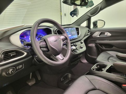 Used 2024 Chrysler Pacifica Touring-L w/ S Appearance Package image 30