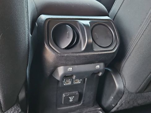 Used 2018 Jeep Wrangler Unlimited Sahara AWD/4WD image 19