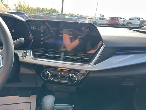 Used 2025 Chevrolet Trax LT w/ Driver Confidence Package image 19