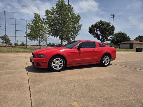 Used 2013 Ford Mustang Coupe RWD image 2