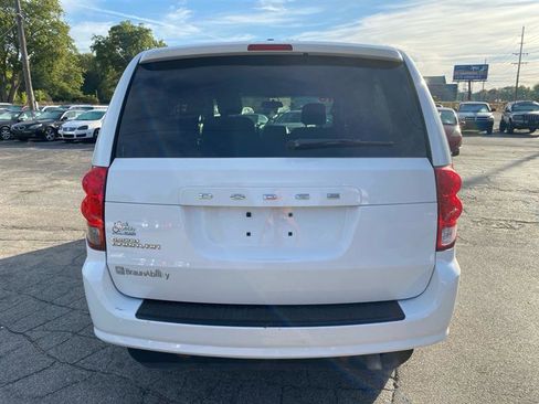 Used 2016 Dodge Grand Caravan SE image 3