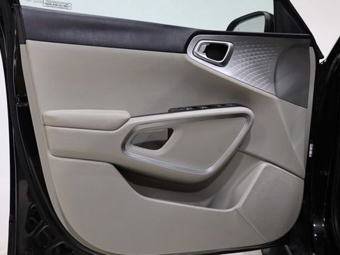 Used 2025 Kia Soul LX w/ LX Technology Package FWD image 18