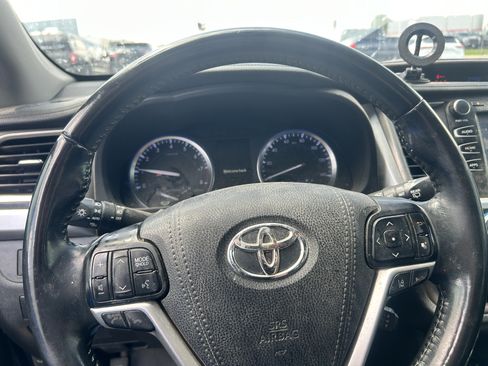 Used 2018 Toyota Highlander XLE AWD/4WD image 17