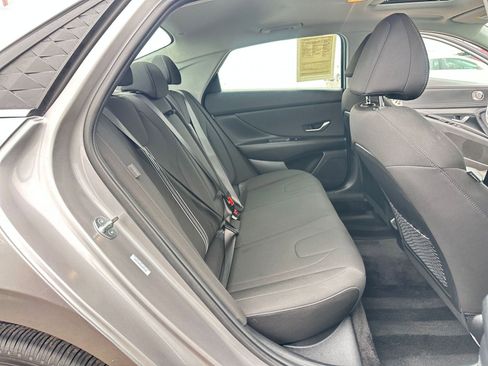 Used 2025 Hyundai Elantra SEL image 40