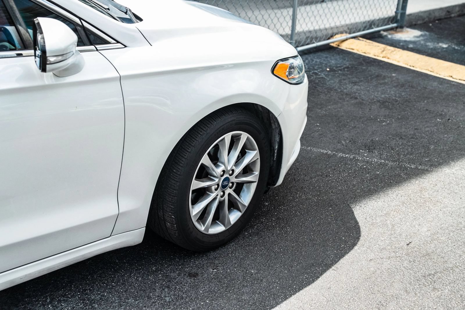 Used 2017 Ford Fusion SE w/ Fusion SE Technology Package FWD image 4