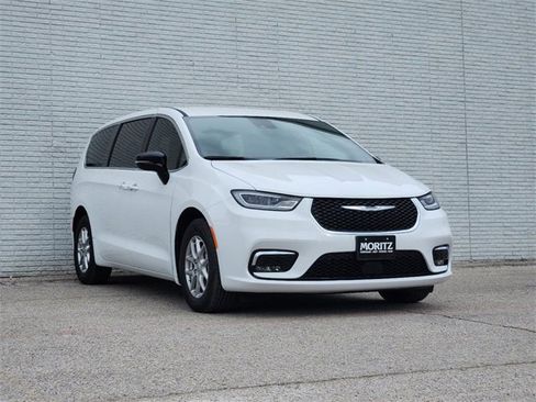 New 2025 Chrysler Pacifica Select image 2