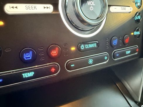 Used 2017 Ford Explorer Platinum image 25