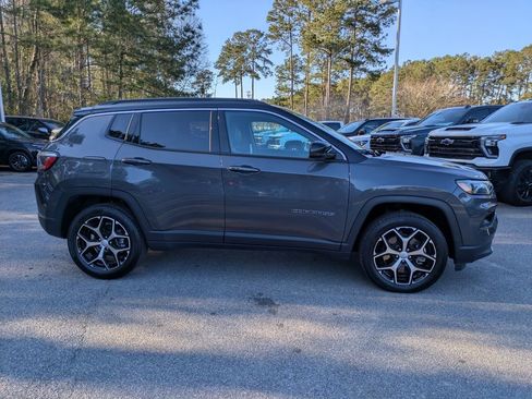 Used 2024 Jeep Compass Limited image 3