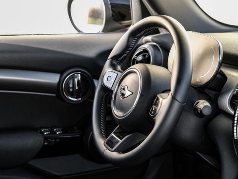 Used 2022 MINI Cooper 4-Door Hardtop w/ Signature Upholstery Package image 13