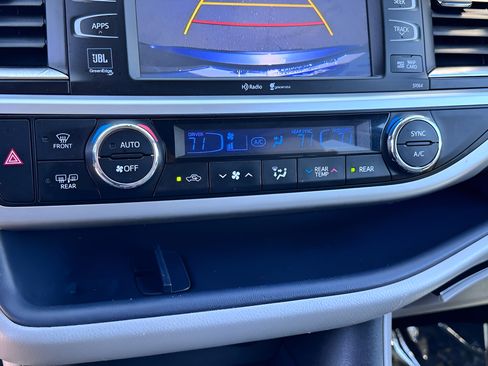 Used 2015 Toyota Highlander Limited Platinum AWD/4WD image 17