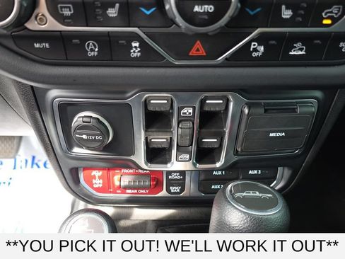 Used 2024 Jeep Gladiator Rubicon w/ Technology Group AWD/4WD image 22