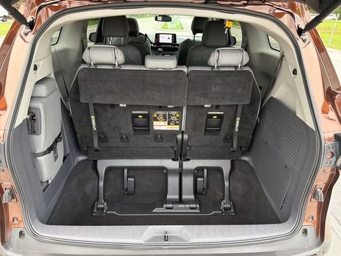 Used 2022 Toyota Sienna XLE FWD image 23