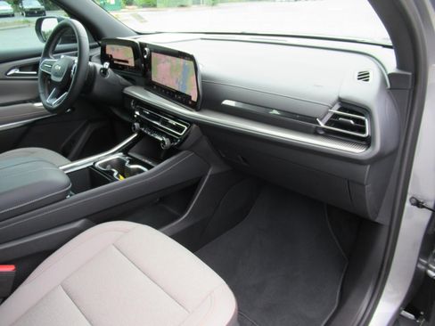 Used 2026 Chevrolet Traverse LT FWD image 11