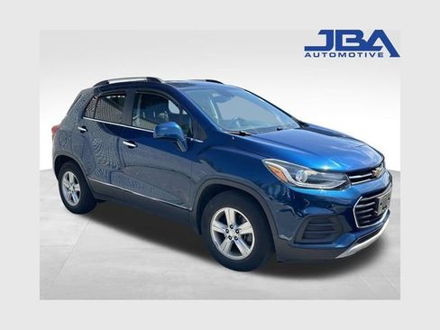 Used 2019 Chevrolet Trax LT w/ Sun & Sound Package FWD image 1
