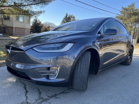 Used 2019 Tesla Model X 75D image 3