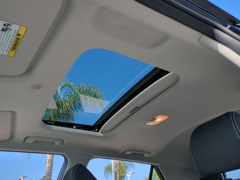 Used 2025 Hyundai Venue SEL image 18