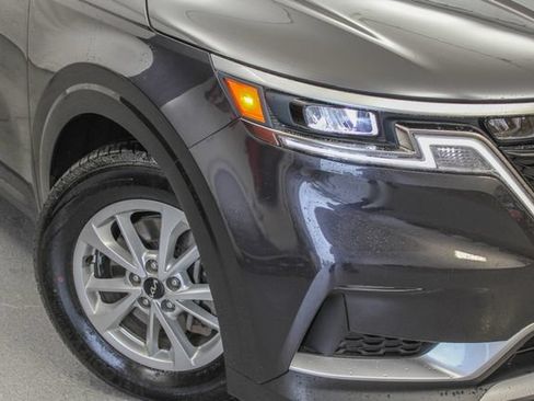 Used 2024 Kia Carnival LX FWD image 2