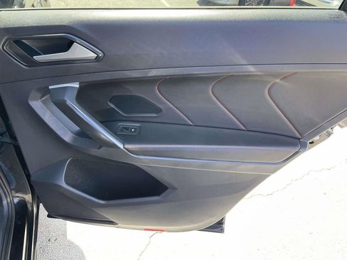 Used 2024 Volkswagen Tiguan SE image 43