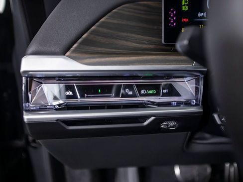 Used 2025 BMW 760i xDrive w/ Executive Package image 36