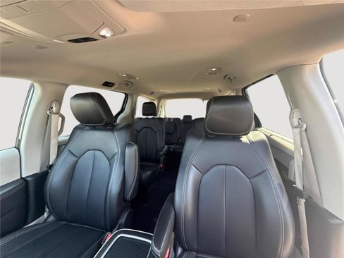 Used 2023 Chrysler Pacifica Touring-L FWD image 25