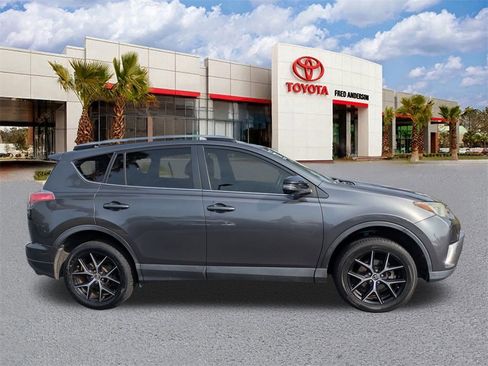 Used 2017 Toyota RAV4 SE image 4