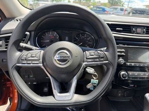 Used 2017 Nissan Rogue S w/ S Appearance Package FWD image 9