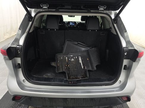Used 2021 Toyota Highlander XLE FWD image 16