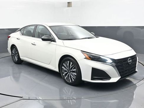 Used 2025 Nissan Altima 2.5 SV FWD image 2