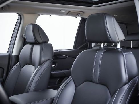Used 2025 Honda Pilot Touring image 10