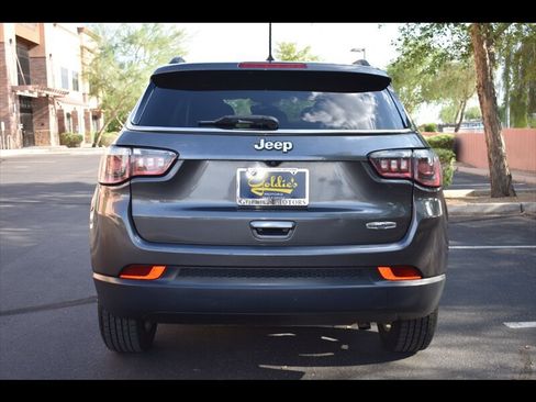 Used 2018 Jeep Compass Latitude FWD image 9