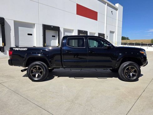 Used 2019 Toyota Tacoma TRD Off-Road w/ Technology Package AWD/4WD image 4