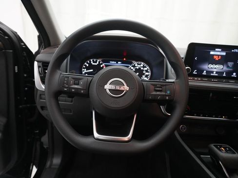 Used 2023 Nissan Rogue SV image 4