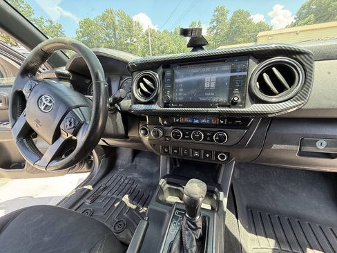 Used 2017 Toyota Tacoma TRD Off-Road w/ Premium & Technology Package AWD/4WD image 63