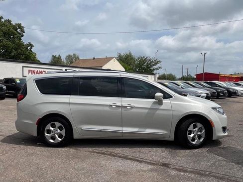 Used 2017 Chrysler Pacifica Touring-L Plus w/ Advanced Safetytec Group image 7