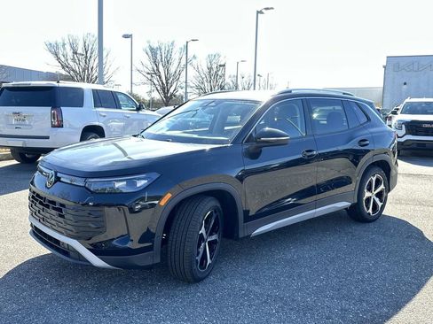 New 2025 Volkswagen Tiguan SE image 10