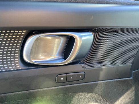 Used 2025 Volvo XC40 B5 Plus image 25