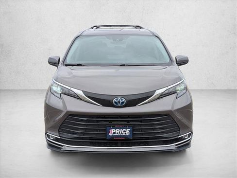 Used 2024 Toyota Sienna XLE image 2