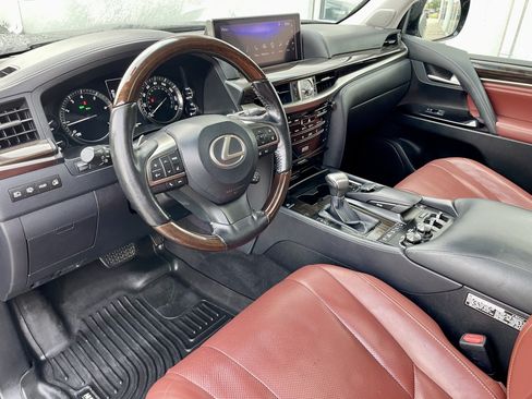 Used 2019 Lexus LX 570 4WD w/ Luxury Package image 13