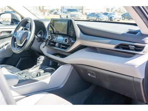 Used 2023 Toyota Highlander XLE image 19