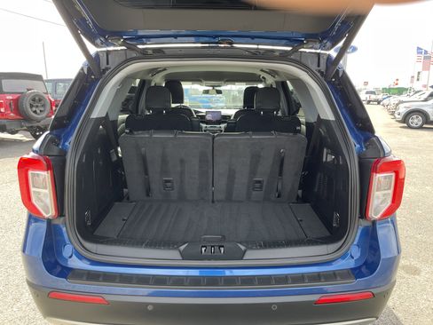 Used 2022 Ford Explorer XLT w/ Equipment Group 202A image 5