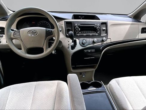 Used 2012 Toyota Sienna LE w/ Towing Pkg FWD image 16