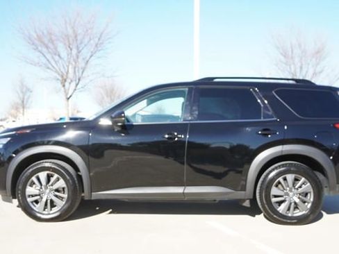 Used 2024 Nissan Pathfinder SV image 6