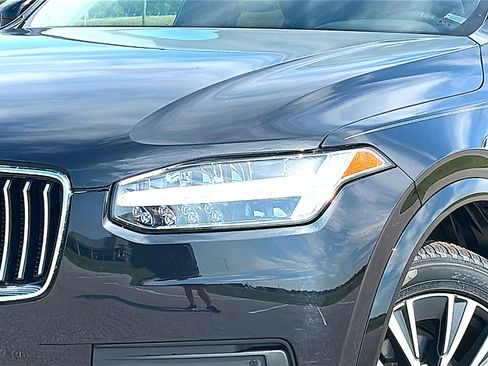 Used 2022 Volvo XC90 T5 Momentum w/ Protection Package Premier FWD image 4