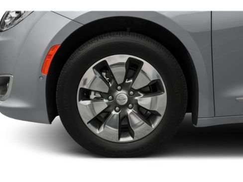 Used 2018 Chrysler Pacifica Limited w/ Advanced Safetytec Group FWD image 14