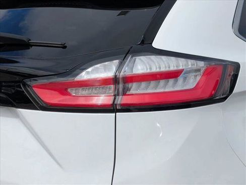 Used 2024 Ford Edge SEL w/ Convenience Package image 9