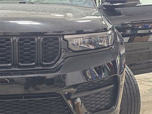 Used 2024 Jeep Grand Cherokee Altitude image 31