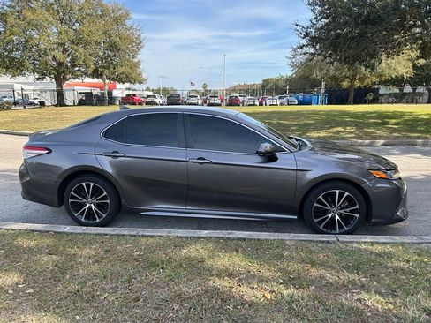 Used 2020 Toyota Camry SE image 6